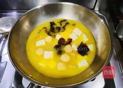Illustration of how to make fish balls and tofu in golden soup 3