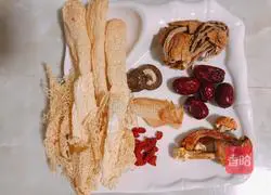 Illustration of the most nourishing [Three-bacteria rattle snails, slices of bamboo fungus and braised black-bone chicken] 1