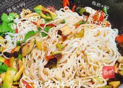 Illustration of making fried noodles with bean paste 13