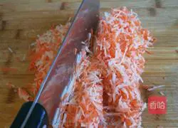 Illustration of how to make the Beijing specialty snack carrot and potato pancakes 3