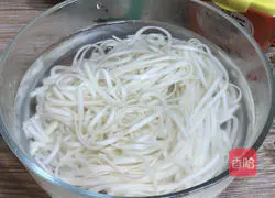Illustration of how to make noodles with shredded pork in sauce 8