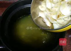 Lily Mung Bean and Lotus Seed Soup Recipe Illustration 3