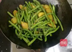 Illustration of how to make braised noodles with ribs and beans 12