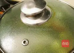 Illustration of how to make rock sugar yam and grapes 8 