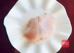 Illustration of how to make cold shredded chicken and bean sprouts 1