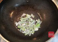 Illustration of how to make cabbage and egg fried pancakes 5