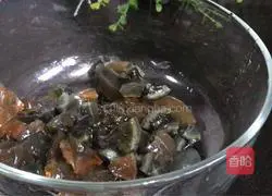 Illustration of how to make shrimp skin and preserved egg soup 3