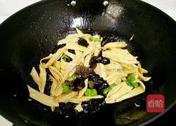 Illustration of how to stir-fry yuba with black fungus 6