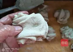 Illustration of how to make chicken oil, salt and pepper soba noodle rolls 8