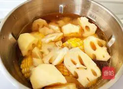 Illustration of how to make tomato, lotus root and pork rib soup 7