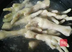 Illustration of how to make fresh lemon chicken feet 4