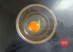 Illustration of how to make mushroom, hibiscus and egg soup 2