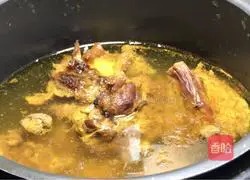 Illustration of how to make beef bone soup and rice noodles 1