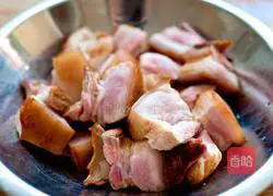 Illustration of how to make braised pork with rock sugar 1