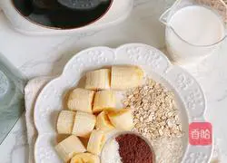 Illustration of how to make banana cocoa oatmeal drink 1