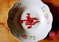 Illustration of how to make fried eggs with chili pepper 2