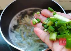 Illustration of how to make mustard pork shredded soup 10