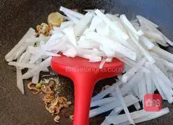 Illustration of how to make glutinous rice vermicelli radish soup 9