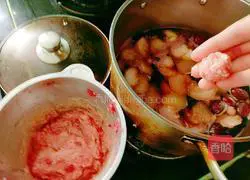 Illustration of making fungus, red dates, peanuts and beef tendon soup 13