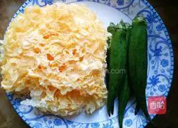 Illustration of how to make okra mixed with white fungus 1
