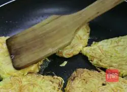 Illustration of how to make heart pumpkin pie 10