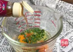 Illustration of how to make braised noodles with green vegetable sauce 3