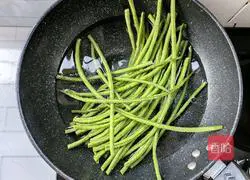 Illustration of how to make pork and beans stuffed buns 8