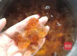 Illustration of how to make milk peach gum and white fungus soup 1