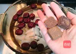 Illustration of how to make red date and lotus root soup 9