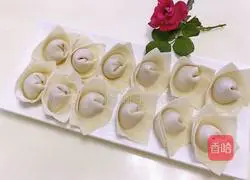 Illustration of how to make fresh meat wontons 11