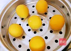 Illustration of how to make pumpkin steamed buns 14