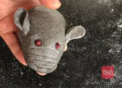 Illustration of how Zhu Bajie carries his wife on his back 8