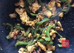 Illustration of how to make green pepper and egg noodles 5