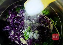 Illustration of how to make purple cabbage mixed with bitter chrysanthemum 7
