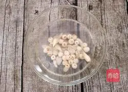 Illustration of how to make dragon fruit, white fungus and lotus seed soup 7