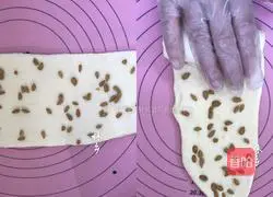 Illustration of how to make melon seed toast 9