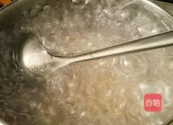 Illustration of how to make strawberry, orange, milk and sago dew 4 