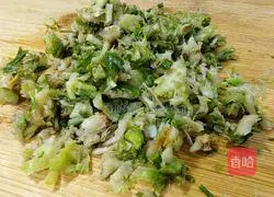 Illustration of how to make shepherd's purse root and egg drop soup 6