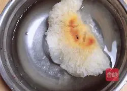 Illustration of how to make Ginkgo, Lotus Root and Tremella Soup (strengthening the spleen and nourishing the skin) 1