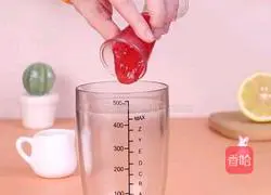 Illustration of how to make peach lemon green tea 1