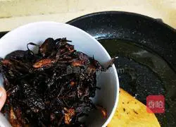 Illustration of how to make noodles with scallion oil 7