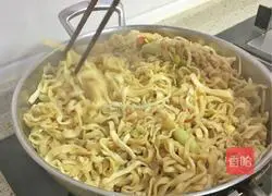 Illustration of how to make braised noodles 20