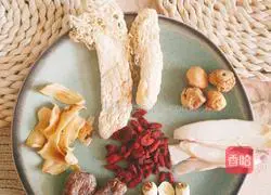 Cooking skills lotus seeds, lilies, bamboo fungus, pig's feet and winter melon soup recipe illustration 1