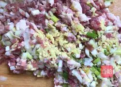 Pork and green onion dumplings? Illustration of how to do it 2