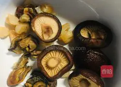 Illustration of how to make seafood noodles 1