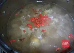 Illustration of how to make lotus seed and white fungus soup 7