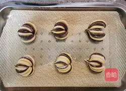 Illustration of how to make pumpkin cocoa flower steamed buns 13