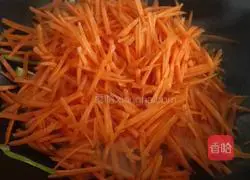 Illustration of how to make fried shredded carrots 3