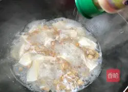 Illustration of how to make lard and tofu soup 12