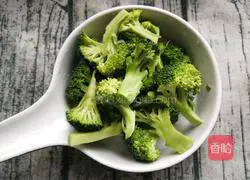 Illustration of how to make seasonal vegetable and chicken soup 6